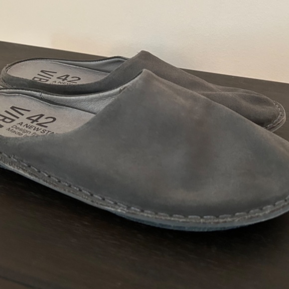 VIBA Suede Slipper - Picture 2 of 4